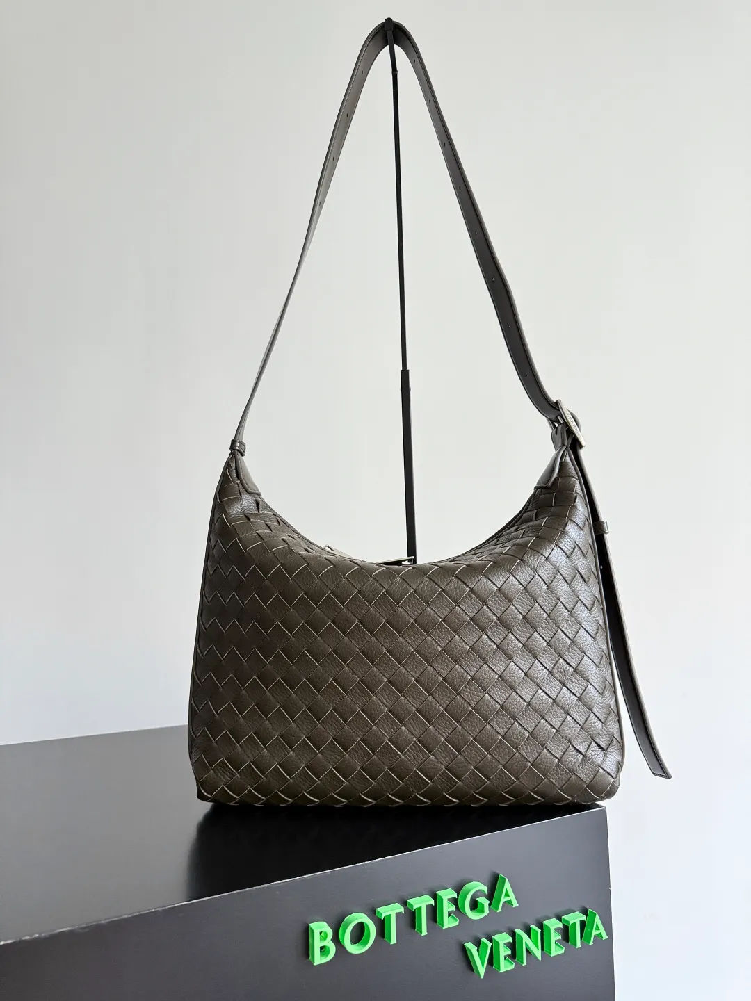 Batch 2360 BOTTEGA VENETA's new Traveler deerskin series is here! The travel season is coming soon, and I believe you must need a large-capacity and simple bag. This new Traveler is very in line with the current travel craze. The whole bag is designed with deerskin and is made of the highest quality leather. It feels tougher to the touch. The super large capacity is suitable for short trips. Traveling with friends and family does not require carrying heavy luggage. It is also very convenient for friends who often travel for work. You can carry two changes of clothes and a computer with you. It also comes with an adjustable shoulder strap to free your hands. Style number: 815748 Size: 35*29.5*8.5cm